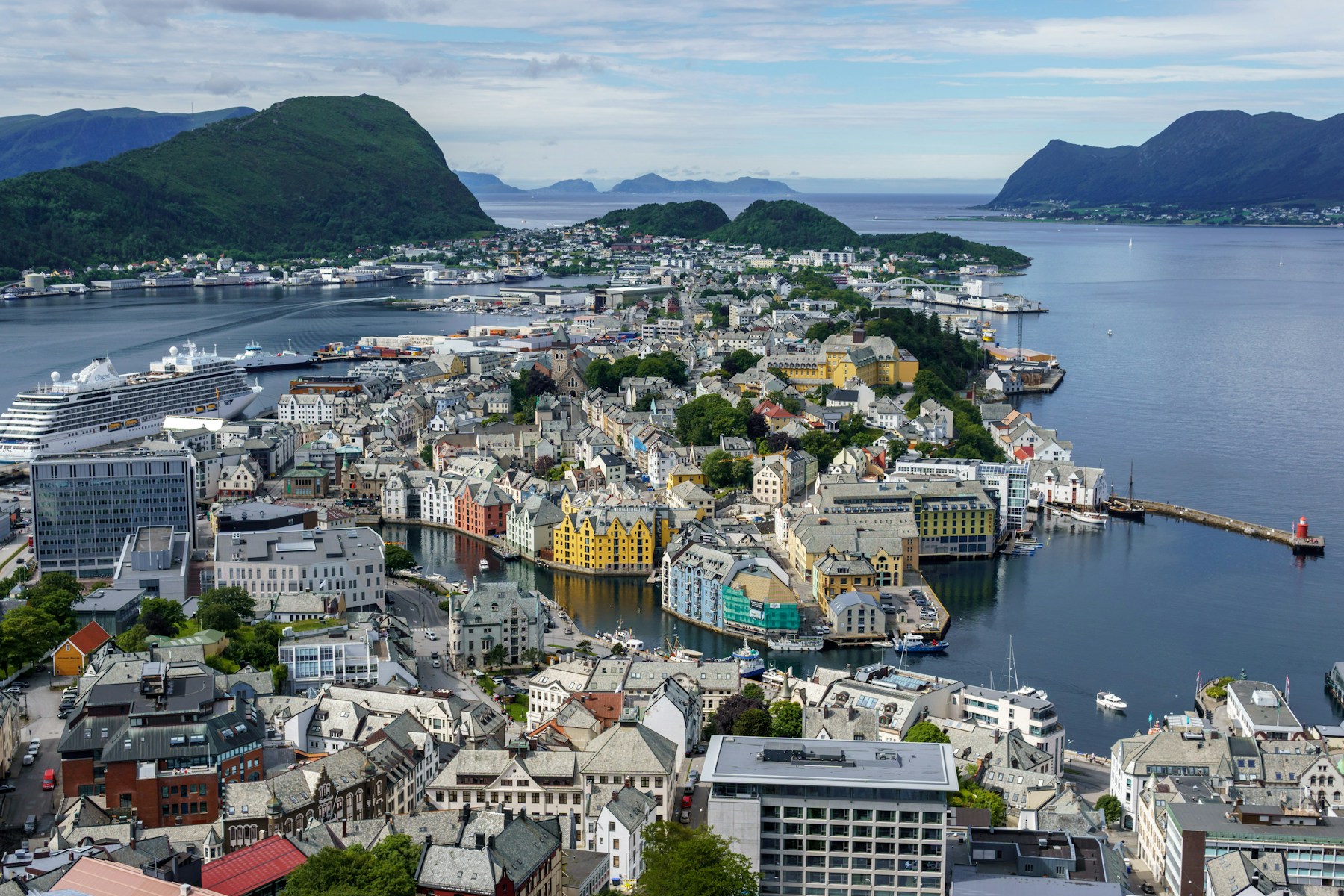 Ålesund mit Inseln, Hafen und Bergen im Hintergrund