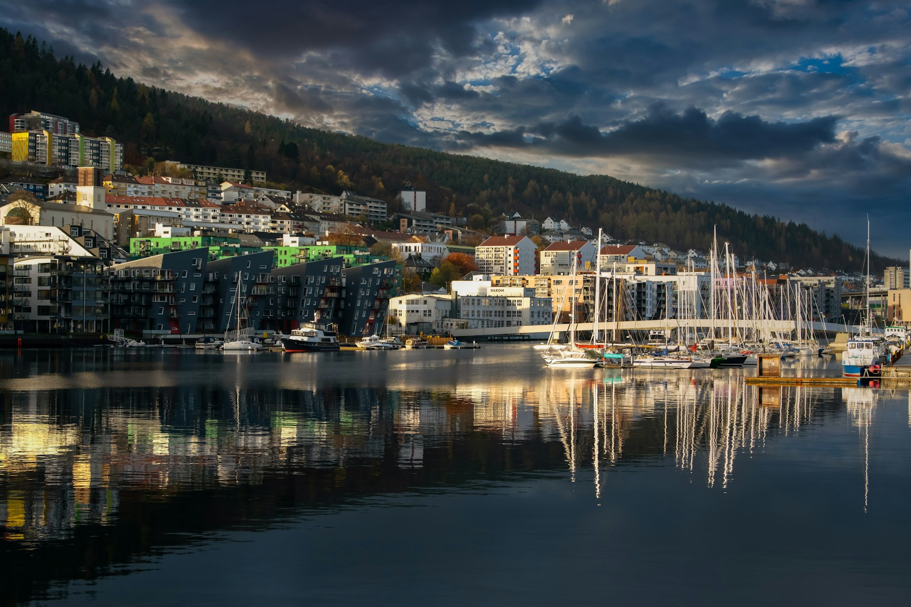 Boote und Häuser am Damsgårdsundet in Bergen