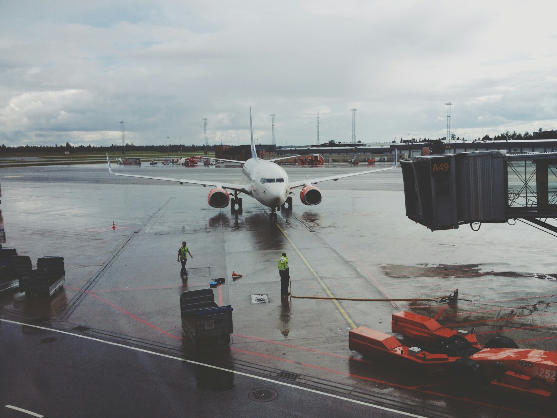 Flugzeug und Vorfeld am Flughafen Oslo-Gardermoen