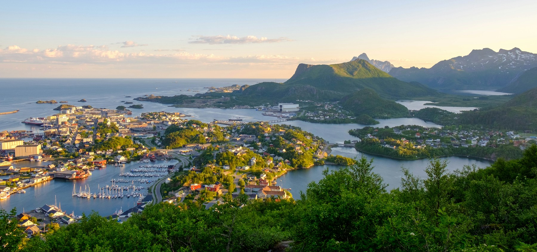 Blick auf Svolvær und den Hafen auf den Lofoten