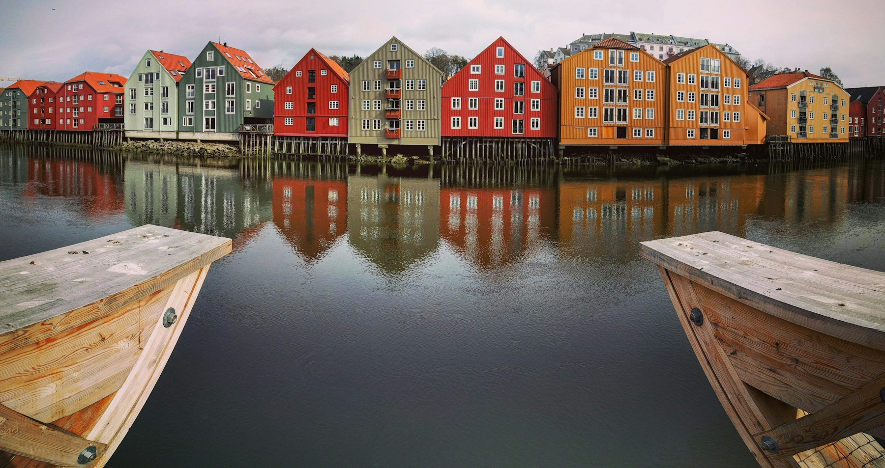 Bunte Holzhäuser am Wasser in Trondheim