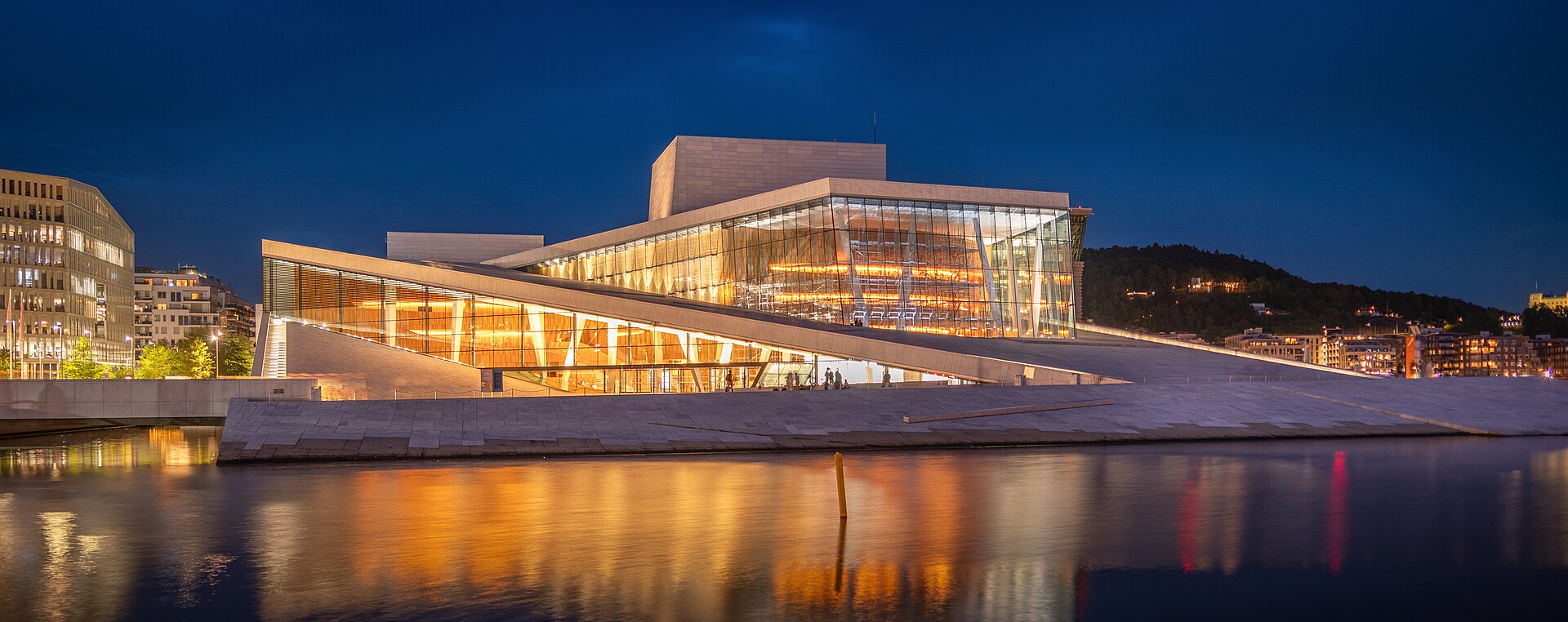 Beleuchtetes Opernhaus Oslo am Wasser