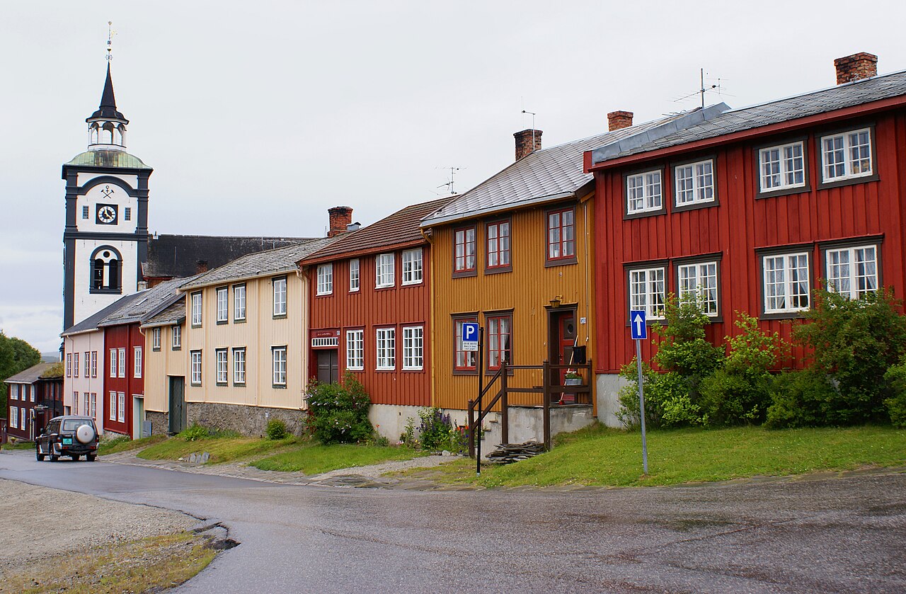 Holzhäuser an der Kjerkgata mit dem Kirchturm von Røros